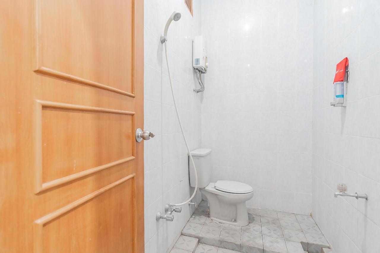 Отель Reddoorz @ Pemuda Street Чиребон Экстерьер фото